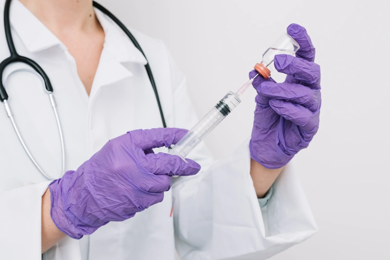 Врач набирает шприц для кодирования от алкоголизма на дому